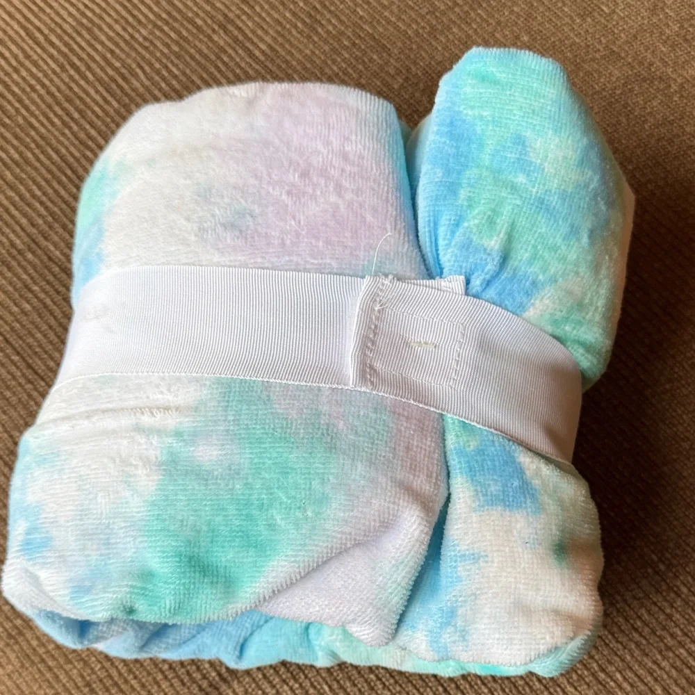 The Big One Aqua and White Tie-Dye Bath Wrap NEW - Picture 3 of 3